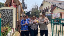 Kapolsek Bersama Camat Patokbeusi Beri Surprise HUT TNI ke-81